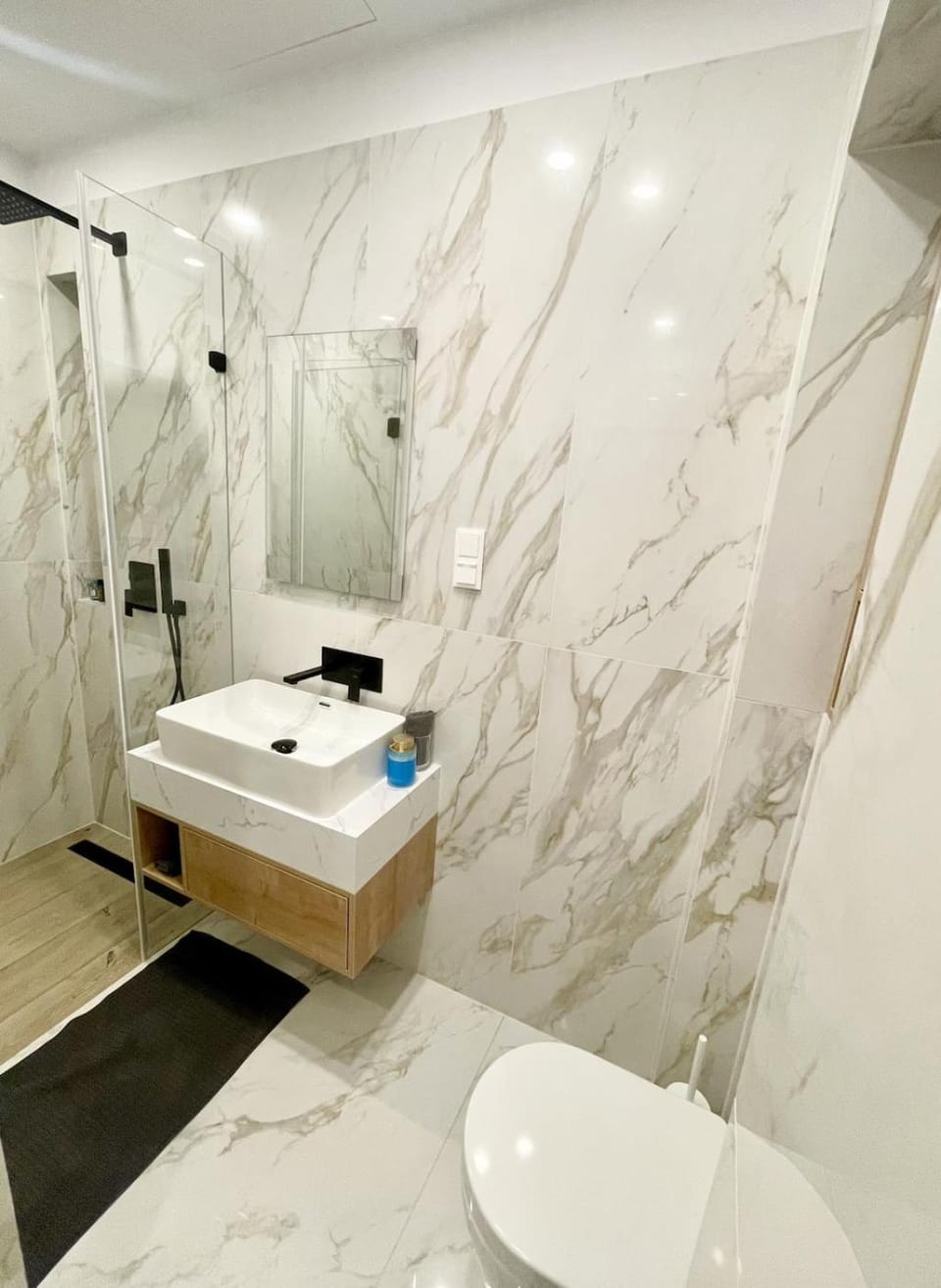 Shower, Toilet
