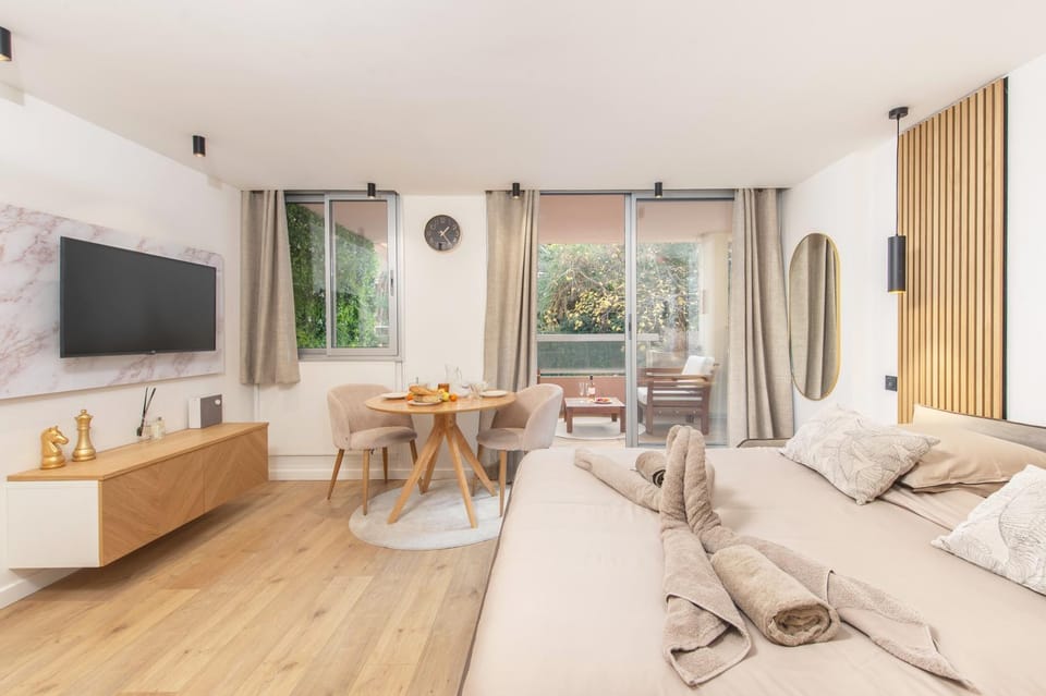 Bed, TV and multimedia, Living room, Photo of the whole room, Seating area, Bedroom