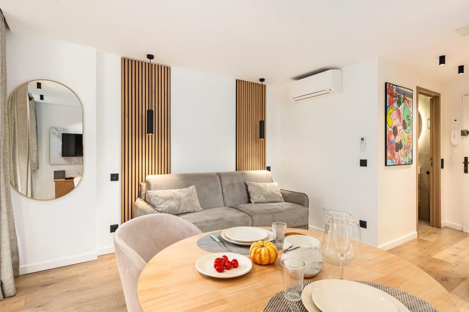 TV and multimedia, Living room, Seating area, Dining area