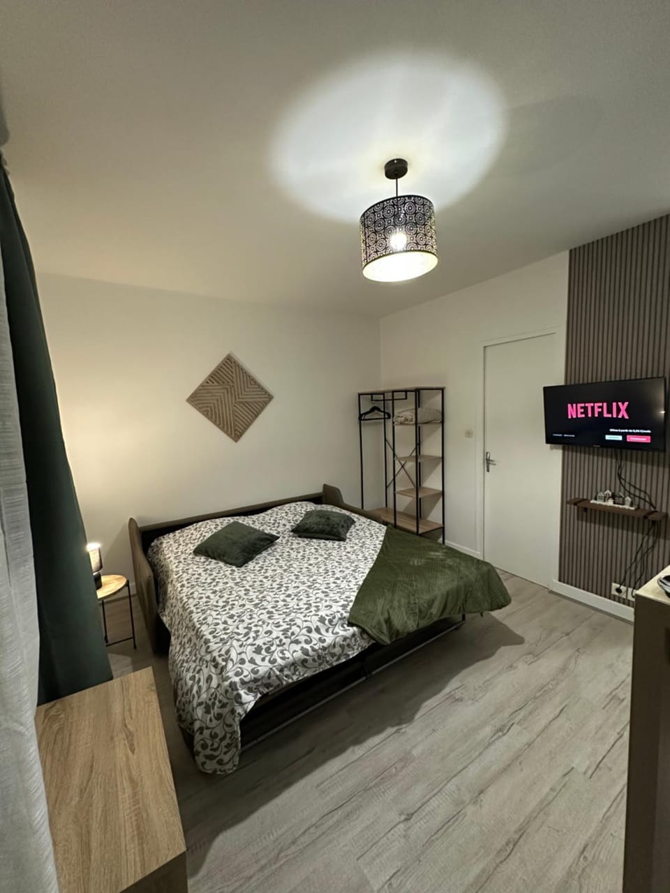 Bed, Living room