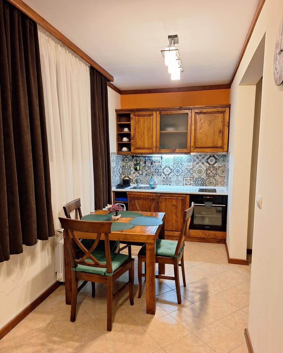 Kitchen or kitchenette, Dining area