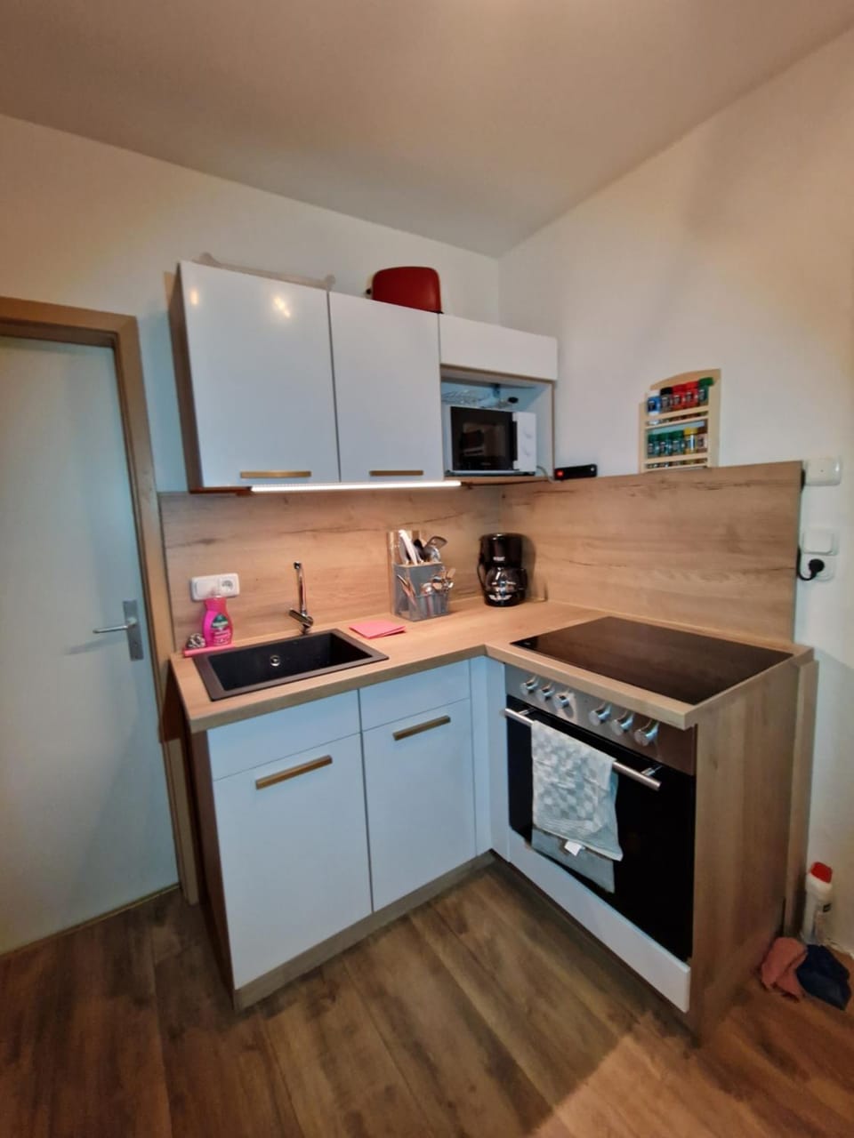 Kitchen or kitchenette, oven, stove