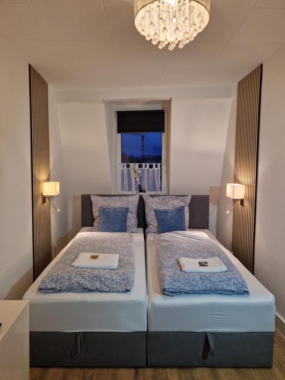 Bed, Photo of the whole room, Bedroom, towels