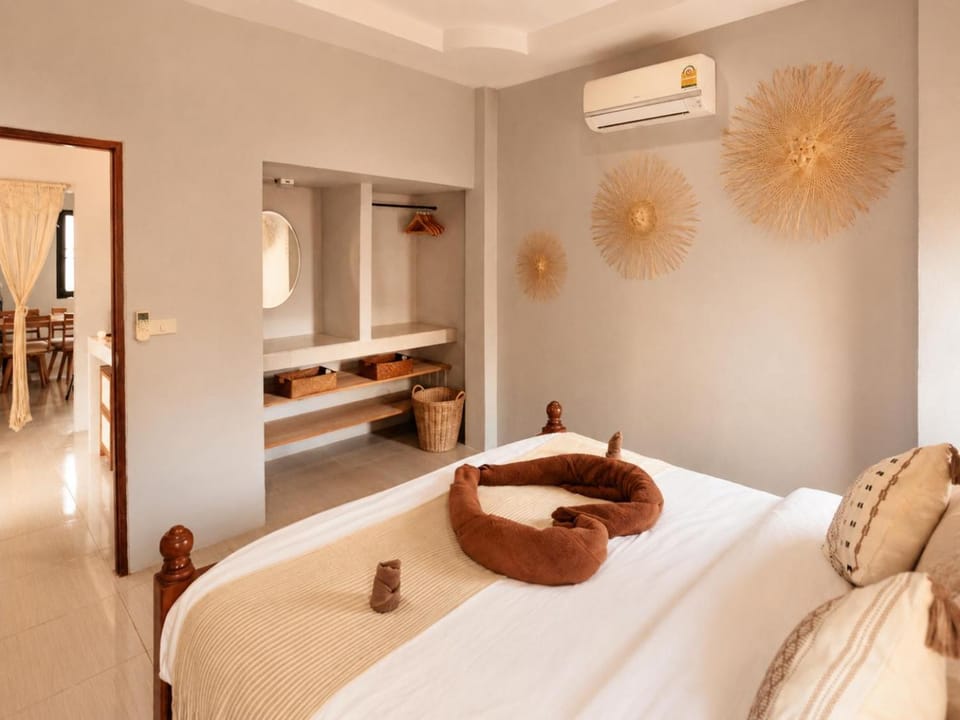 Bed, Photo of the whole room, Bedroom, towels, air conditioner