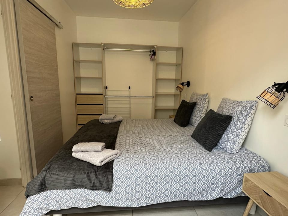 Bed, Photo of the whole room, towels, wardrobe