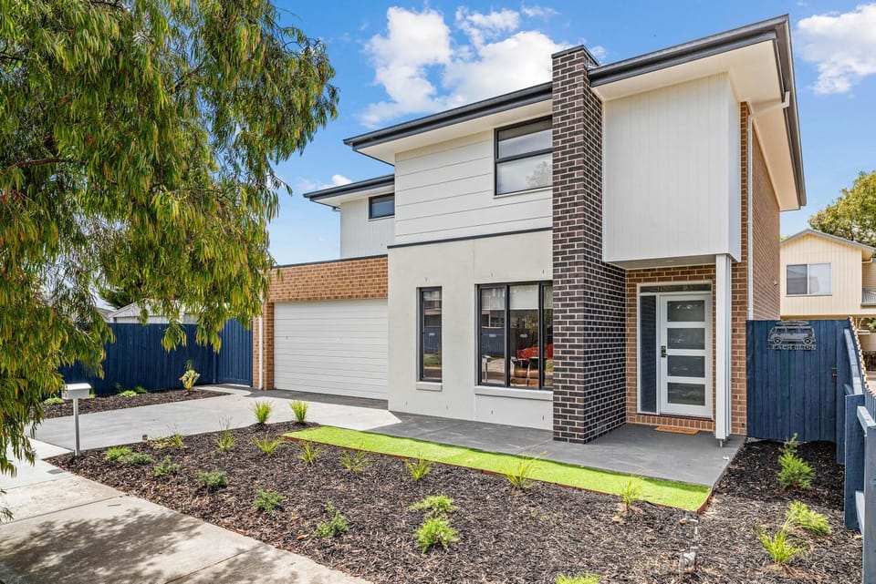 Property building, Neighbourhood, Garden view