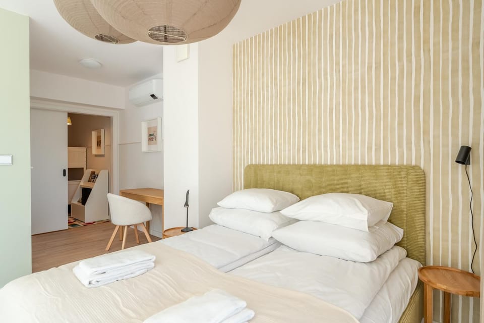 Bed, Bedroom, towels