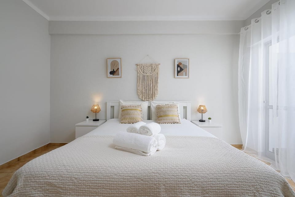 Bed, Bedroom, towels