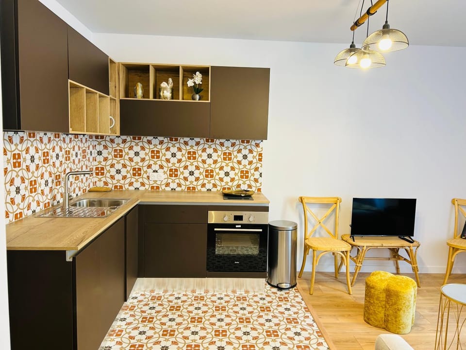 TV and multimedia, Kitchen or kitchenette, oven, stove