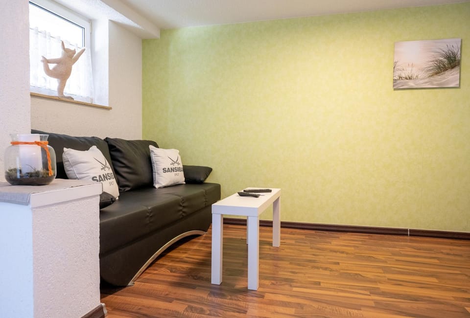 Bed, Living room, Photo of the whole room, Seating area, Bedroom