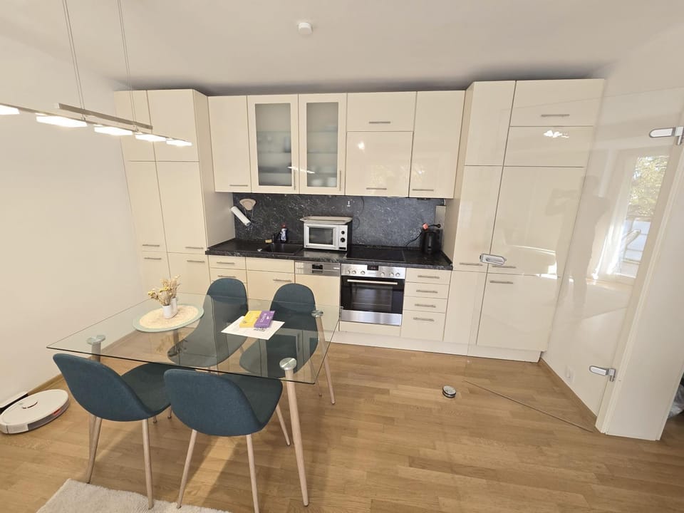 Coffee/tea facilities, Kitchen or kitchenette, Dining area, dishwasher, microwave, oven, stove, toaster