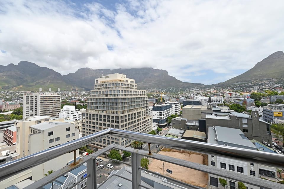 Shyla - Chic 2-Bed Apt with stunning Mountain Views Apartment in Cape Town