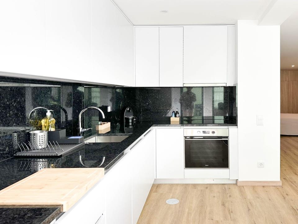 Coffee/tea facilities, Kitchen or kitchenette, oven, stove, toaster, kitchen