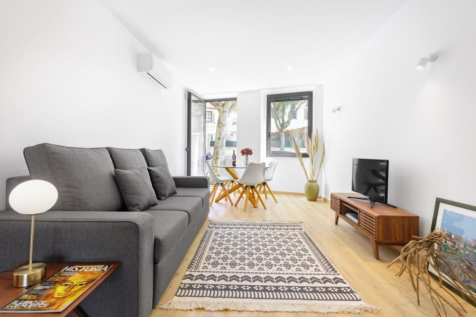 TV and multimedia, Living room, Seating area, air conditioner