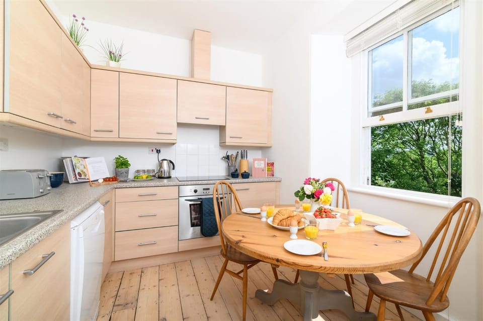Coffee/tea facilities, Kitchen or kitchenette, Dining area, dishwasher, oven, pet friendly, stove, toaster