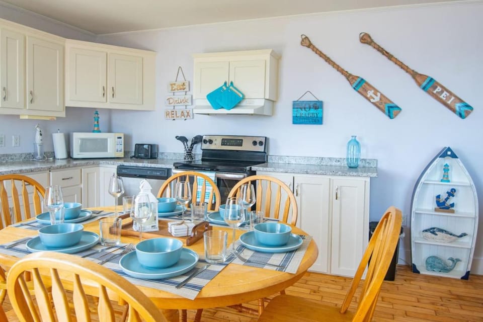 Waterfront Cottage beach access House in Prince Edward County