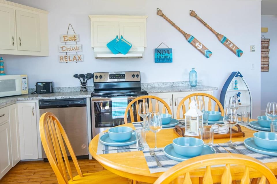 Waterfront Cottage beach access House in Prince Edward County