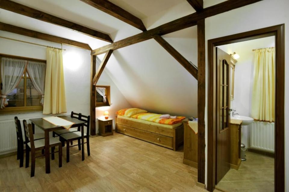 Bed, Seating area