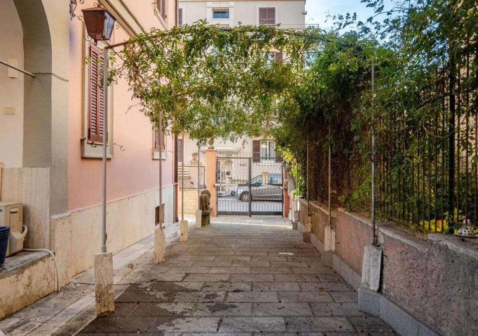 Property building, Day, Neighbourhood, Street view, Location, Parking