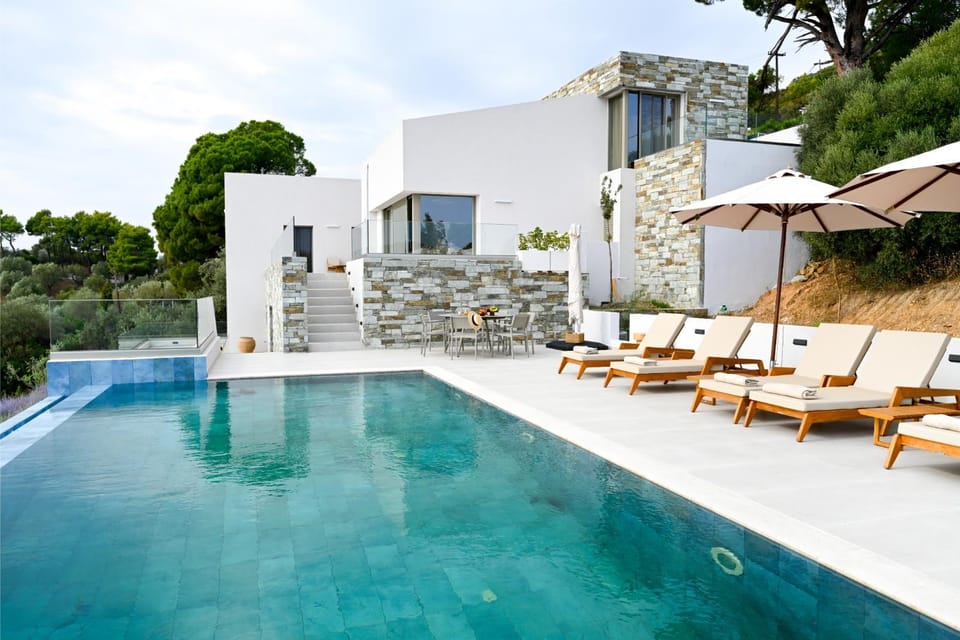 Property building, Day, Swimming pool, sunbed