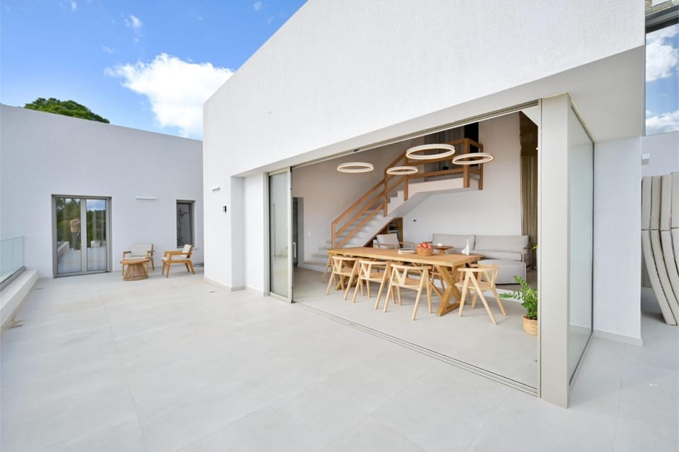 Property building, Day, View (from property/room), Balcony/Terrace, Living room, Seating area, Dining area