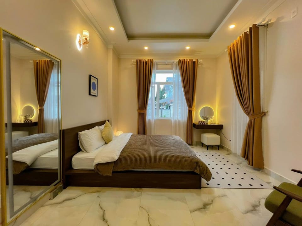 Bed, Photo of the whole room, Bedroom, Inner courtyard view