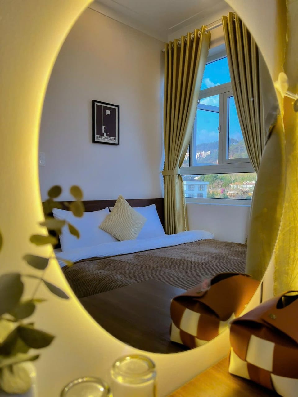 Bed, Living room, Photo of the whole room, Seating area, Bedroom