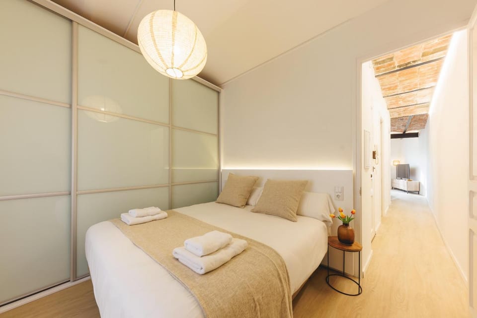 Bed, Bedroom, towels
