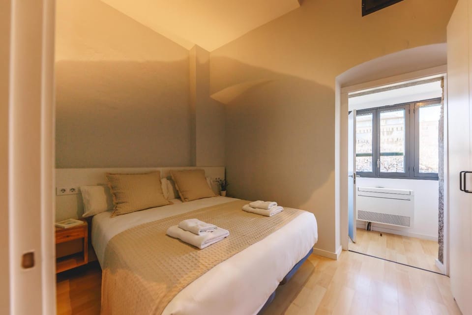 Bed, Bedroom, towels
