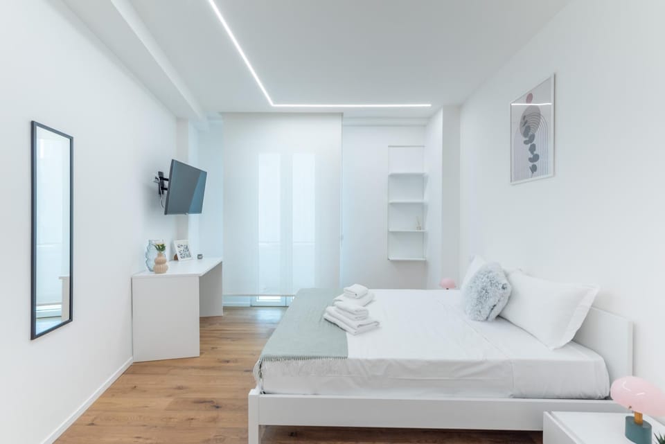Bed, Seating area, Bedroom