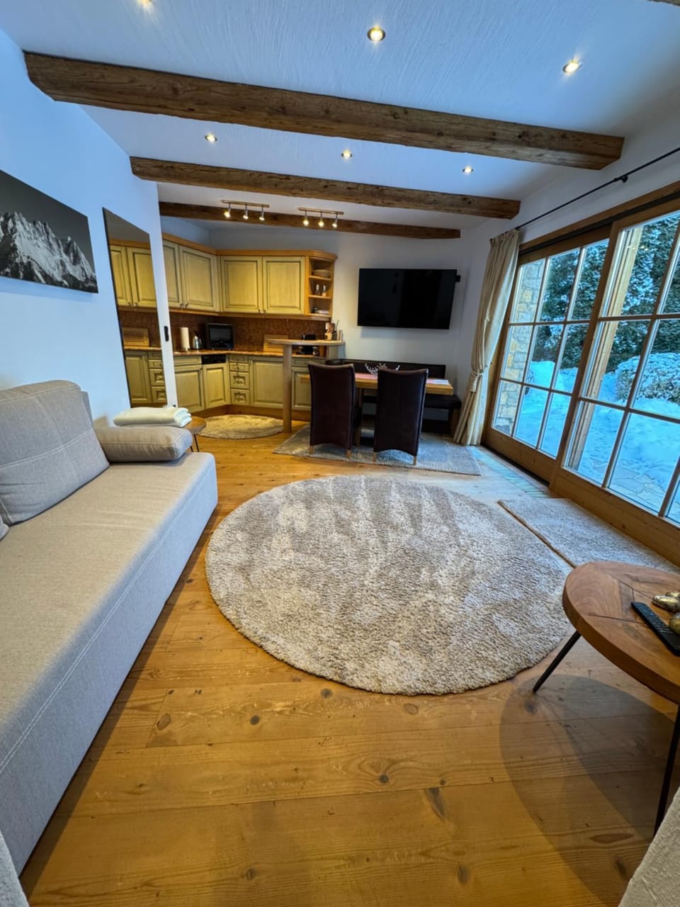 Kitchen or kitchenette, Dining area