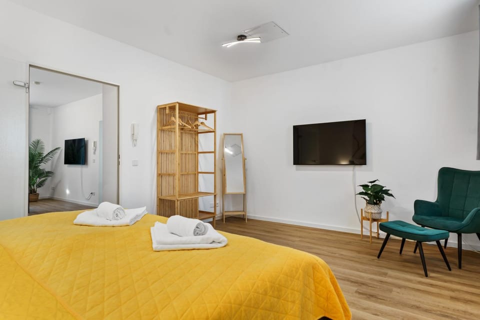 Bed, TV and multimedia, Bedroom, towels