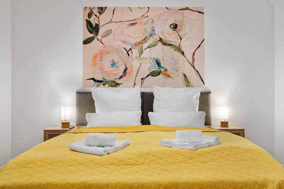 Bed, Bedroom, towels