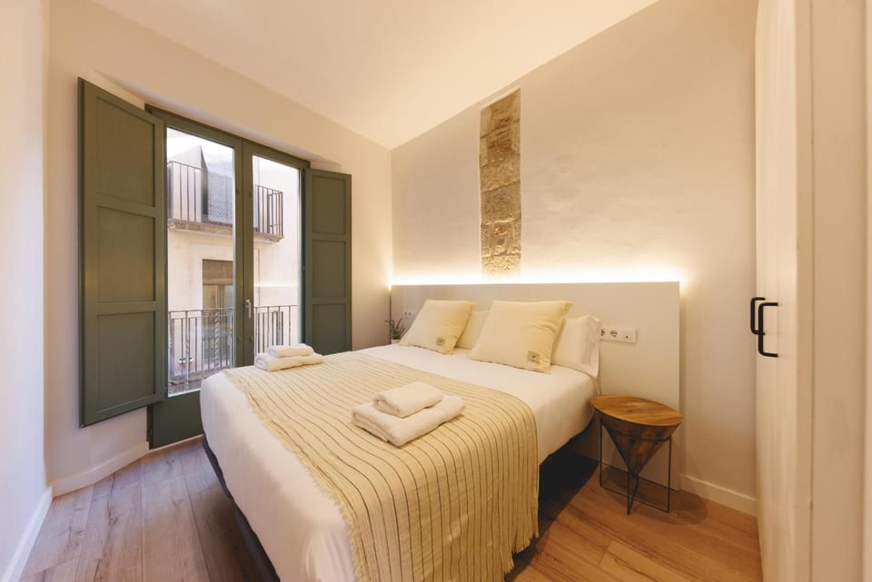 Bed, Bedroom, towels