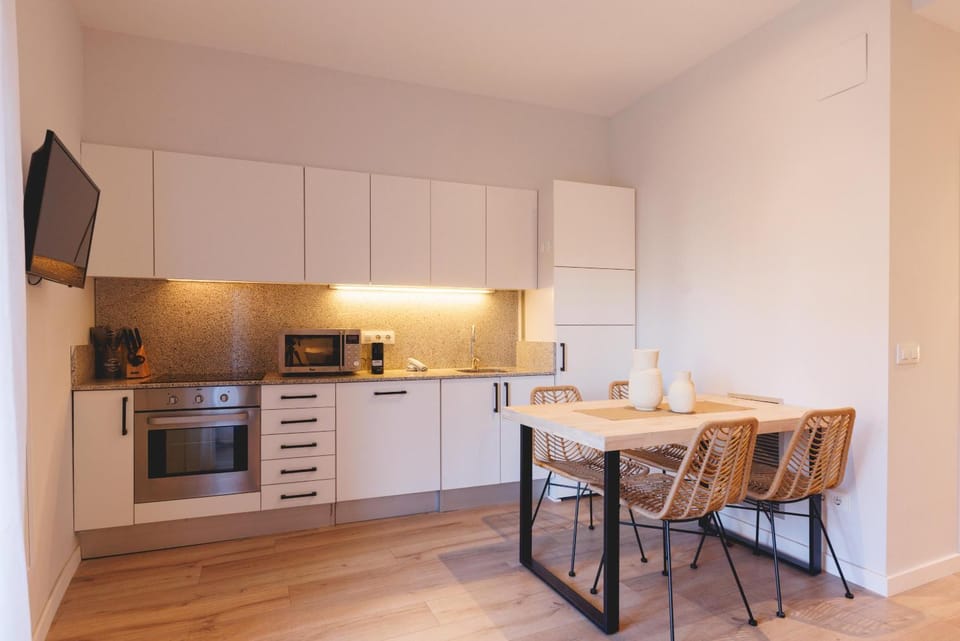 Coffee/tea facilities, Kitchen or kitchenette, dishwasher, oven, stove