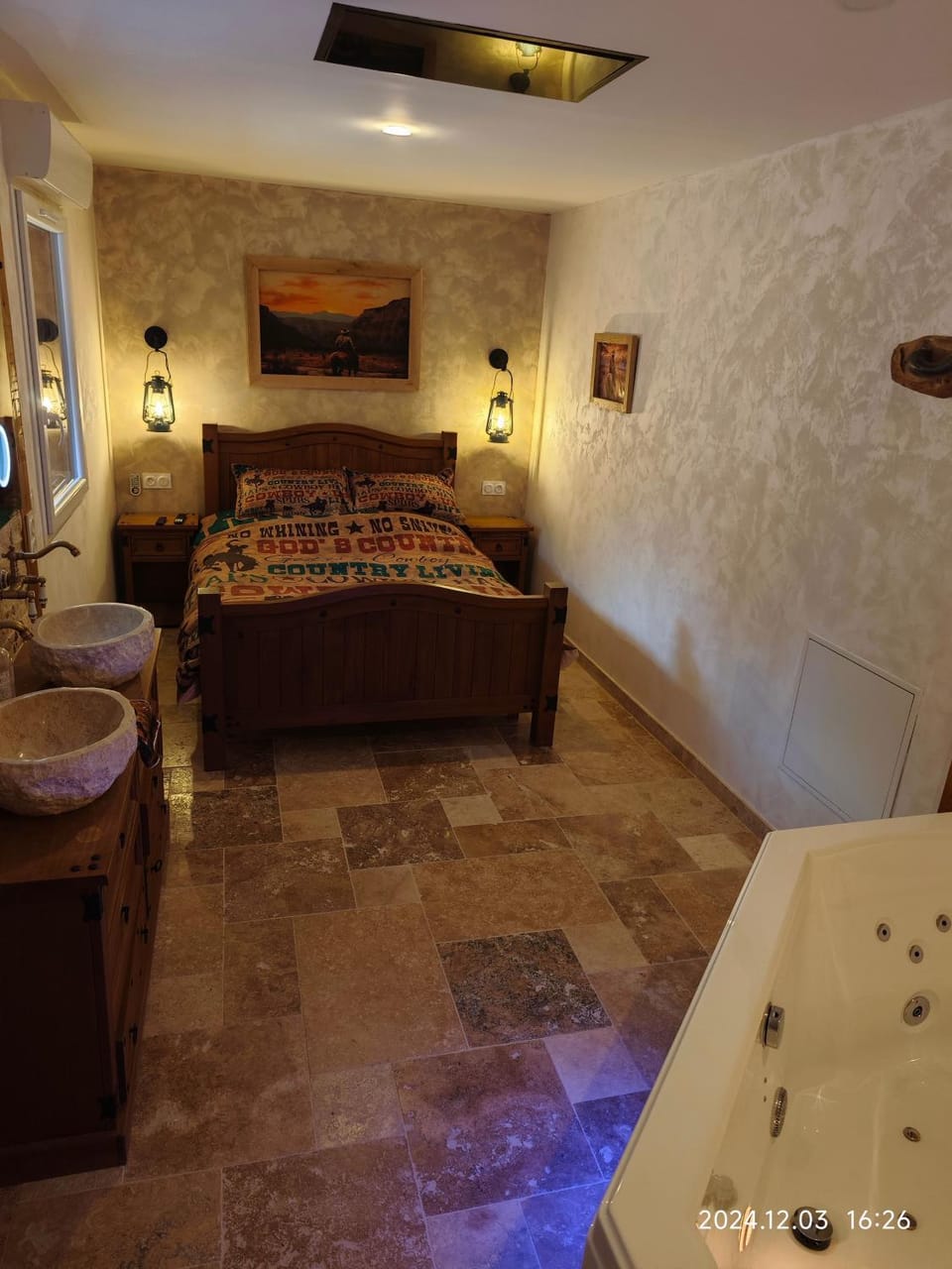 Bed, Hot Tub, Photo of the whole room, Bedroom