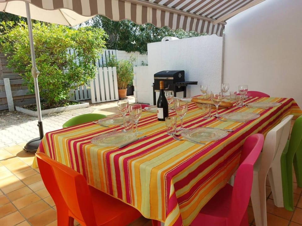 Patio, Day, Balcony/Terrace, Dining area