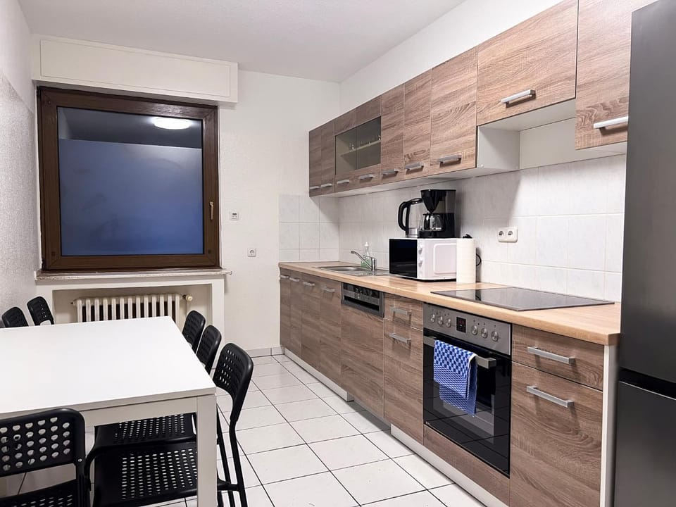 Kitchen or kitchenette, Dining area, oven, stove