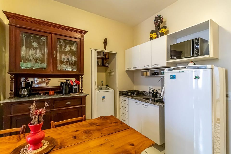 Kitchen or kitchenette, minibar, stove
