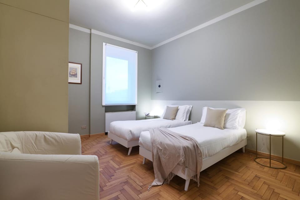Bed, Photo of the whole room, Seating area, Bedroom