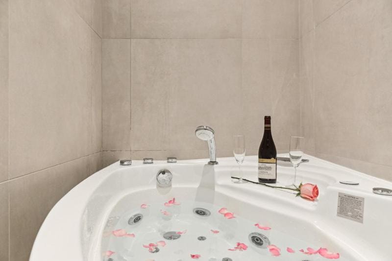 Lavie Maison AC and Hot Tub close Arc de Triomphe Apartment in Paris