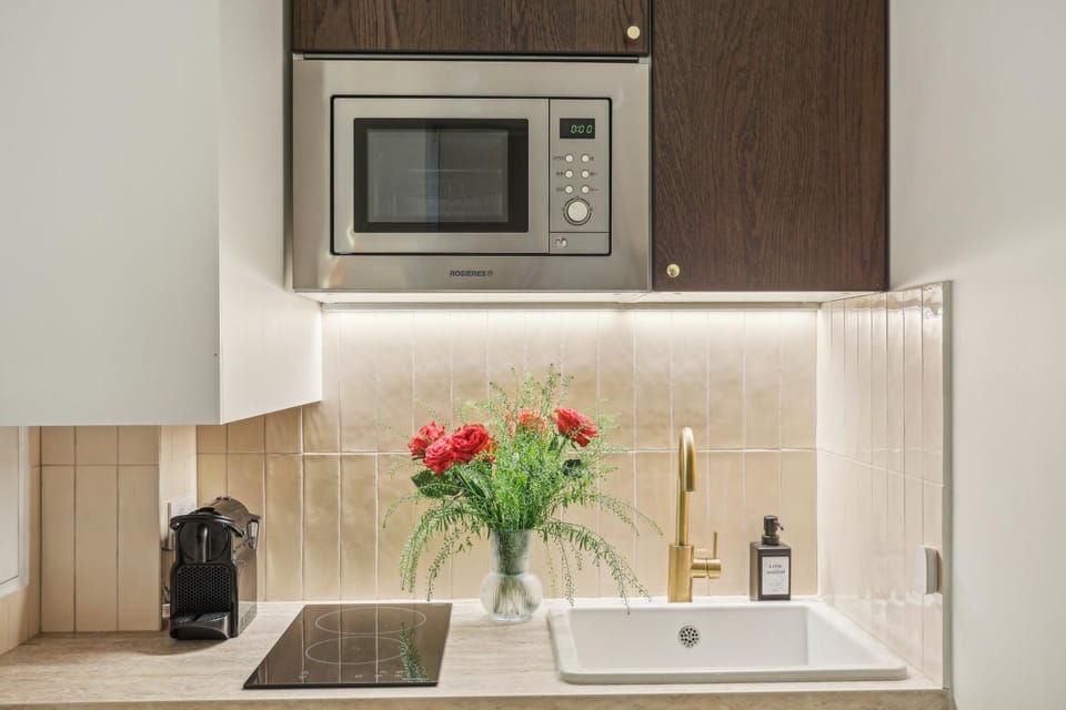 Lavie Maison AC and Hot Tub close Arc de Triomphe Apartment in Paris