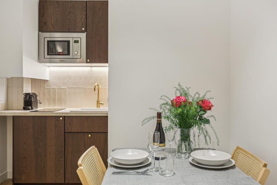 Lavie Maison AC and Hot Tub close Arc de Triomphe Apartment in Paris