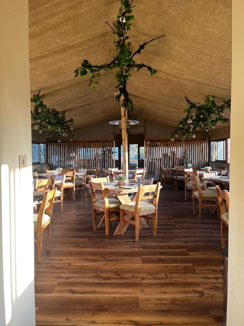 Restaurant/places to eat, Restaurant/places to eat, Banquet/Function facilities, Dining area