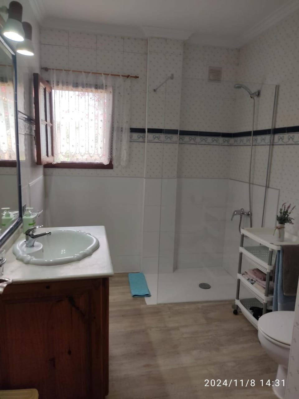 Shower, Bathroom, towels