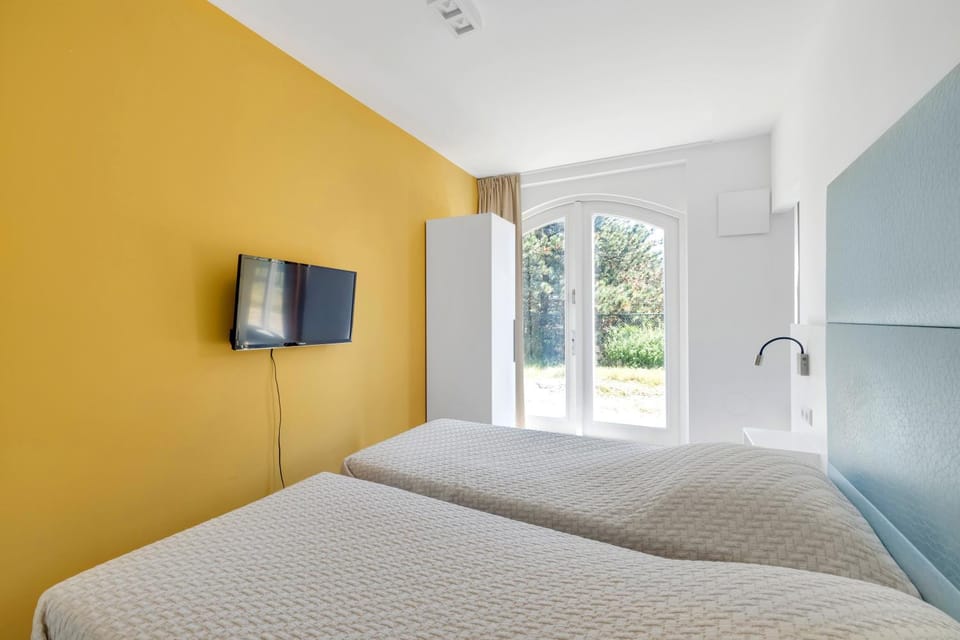 TV and multimedia, Photo of the whole room, Bedroom