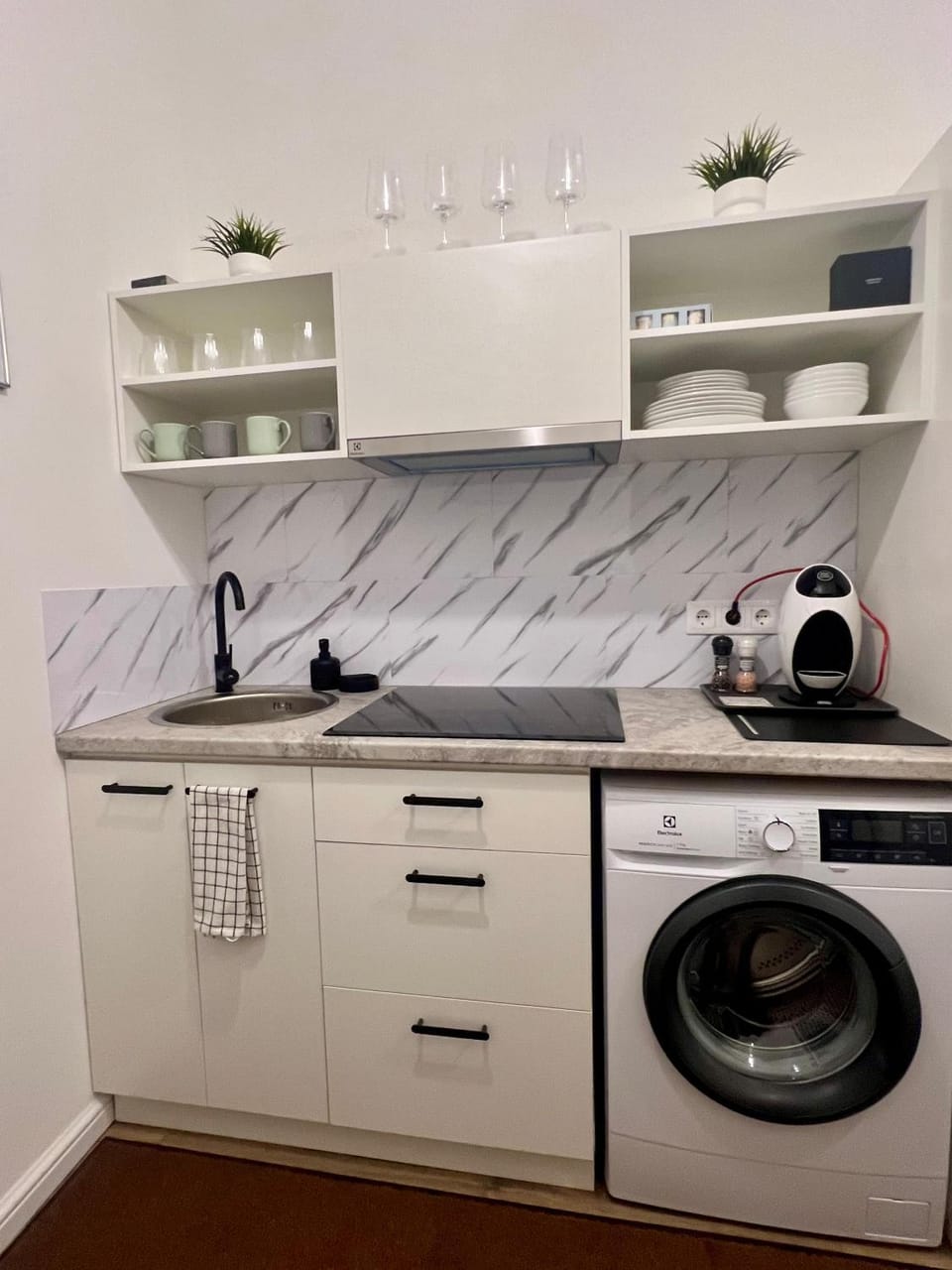Kitchen or kitchenette, washing machine