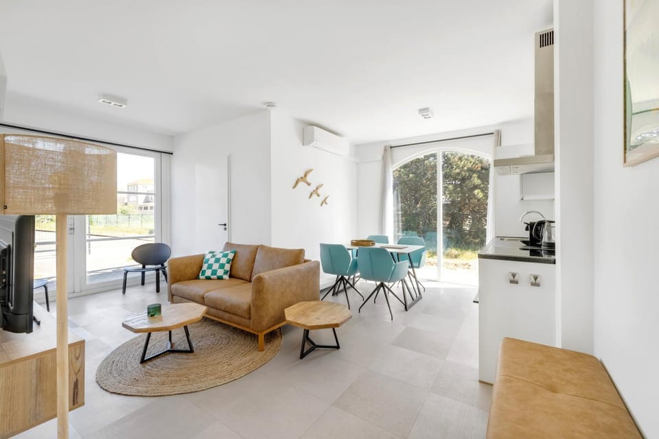 Kitchen or kitchenette, Living room, Dining area