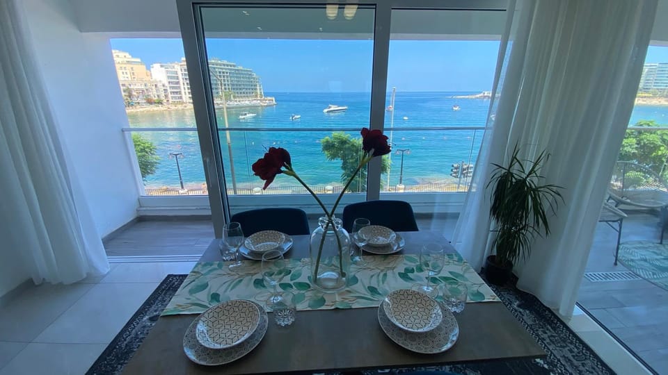 Day, View (from property/room), Dining area, Sea view