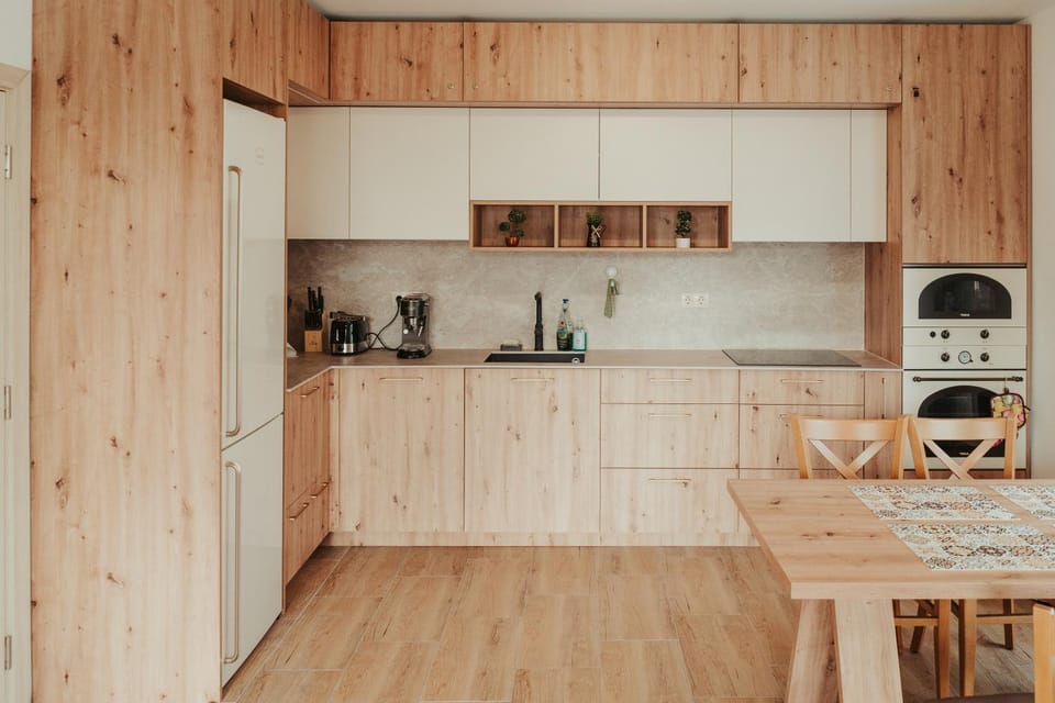 Coffee/tea facilities, Kitchen or kitchenette, Dining area, stove, toaster